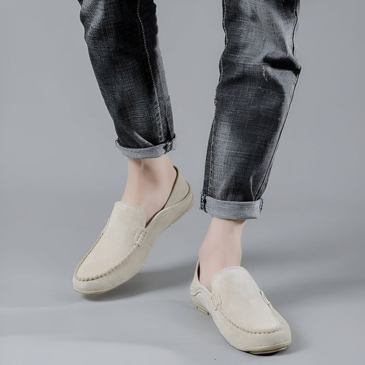 Personne portant un jean gris délavé et des mocassins beiges en daim. Chaussures décontractées et confortables. Style moderne et élégant., 45286729711797,45286729744565,45286729777333,45286729810101,45286729842869,45286729875637,45286729908405,45286729941173,45286729973941,45286730006709,45286730039477,45286730072245,45286730105013,45286730137781,45286730170549,45286730203317,45286730236085,45286730268853,45286730301621,45286730334389