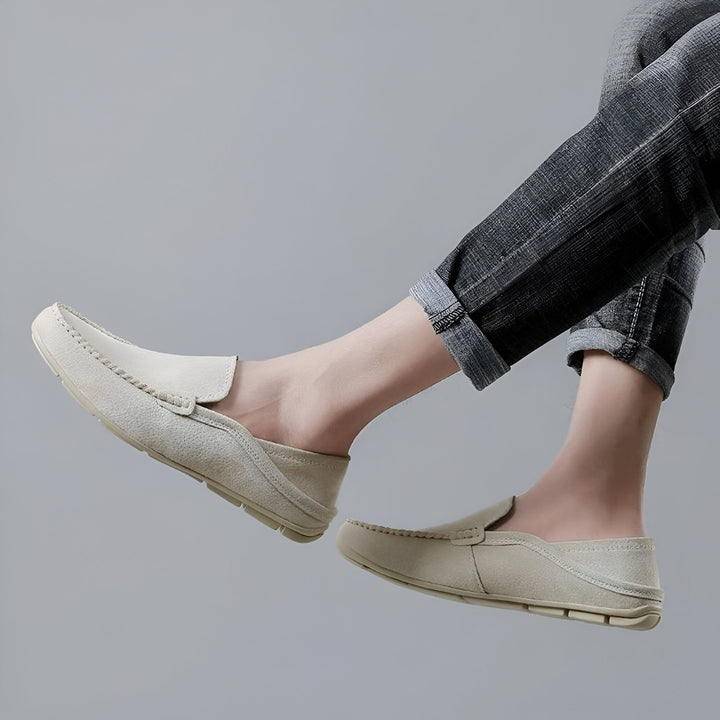 Mocassins beiges portés avec un jean gris. Chaussures décontractées pour homme. Style et confort., 45286729711797,45286729744565,45286729777333,45286729810101,45286729842869,45286729875637,45286729908405,45286729941173,45286729973941,45286730006709,45286730039477,45286730072245,45286730105013,45286730137781,45286730170549,45286730203317,45286730236085,45286730268853,45286730301621,45286730334389
