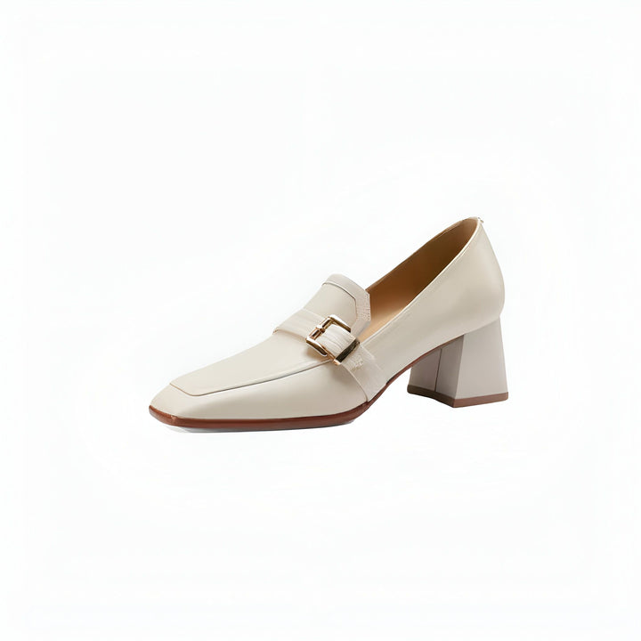 Mocassin blanc en cuir verni avec boucle dorée et talon bloc. Chaussure élégante pour femme, idéale pour un look chic et confortable., 45287060340917,45287060373685,45287060406453,45287060439221,45287060471989,45287060504757,45287060537525,45287060570293,45287060603061,45287060635829,45287060668597,45287060701365