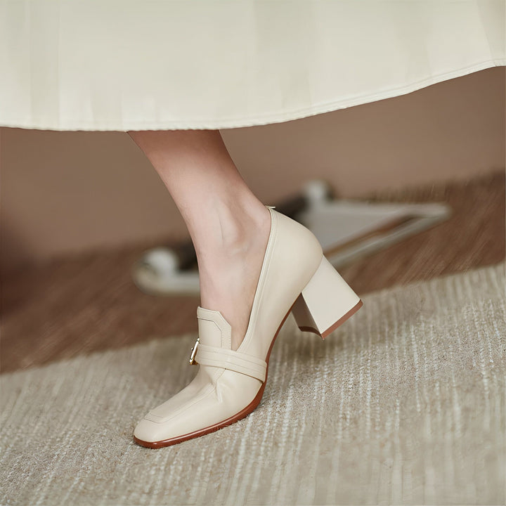 Gros plan d'une chaussure à talon carrée en cuir beige portée avec une jupe. Style élégant et vintage. Détail de la boucle dorée sur la bride. Chaussure confortable et tendance., 45287060340917,45287060373685,45287060406453,45287060439221,45287060471989,45287060504757,45287060537525,45287060570293,45287060603061,45287060635829,45287060668597,45287060701365