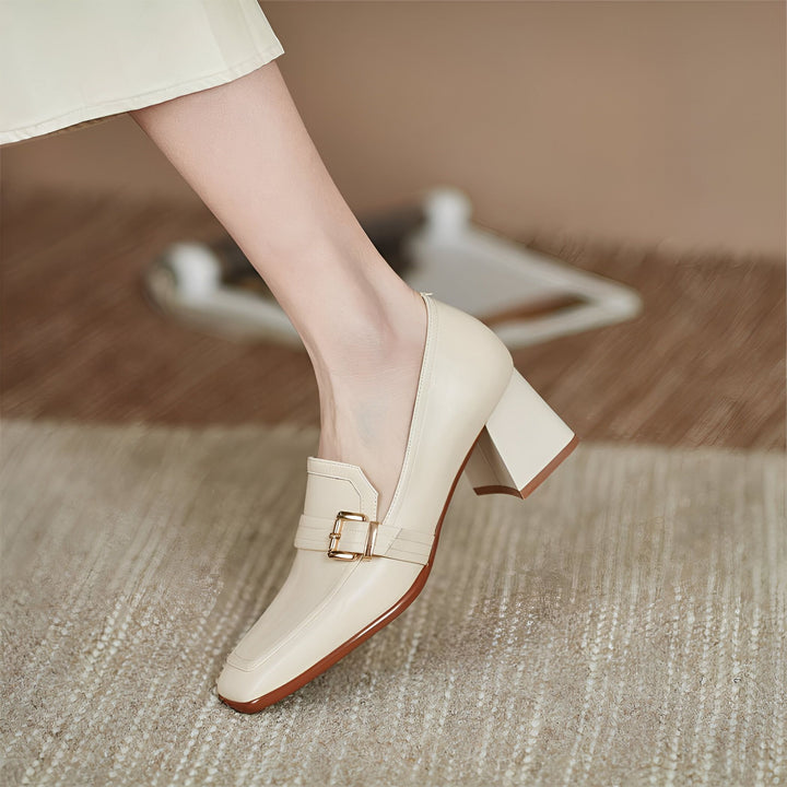 Gros plan d'un mocassin crème en cuir portés par une femme. La chaussure a un talon carré et une boucle dorée. Idéal pour un look élégant et confortable., 45287060340917,45287060373685,45287060406453,45287060439221,45287060471989,45287060504757,45287060537525,45287060570293,45287060603061,45287060635829,45287060668597,45287060701365