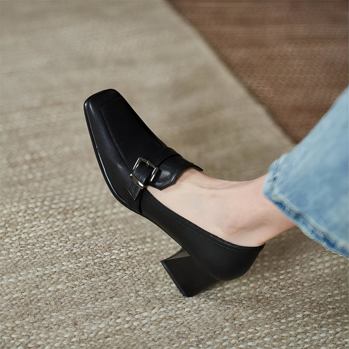 Gros plan sur une élégante chaussure noire à boucle, avec un talon bloc distinctif et une forme carrée moderne. La chaussure est portée, mettant en valeur son style et son confort., 45287060340917,45287060373685,45287060406453,45287060439221,45287060471989,45287060504757,45287060537525,45287060570293,45287060603061,45287060635829,45287060668597,45287060701365