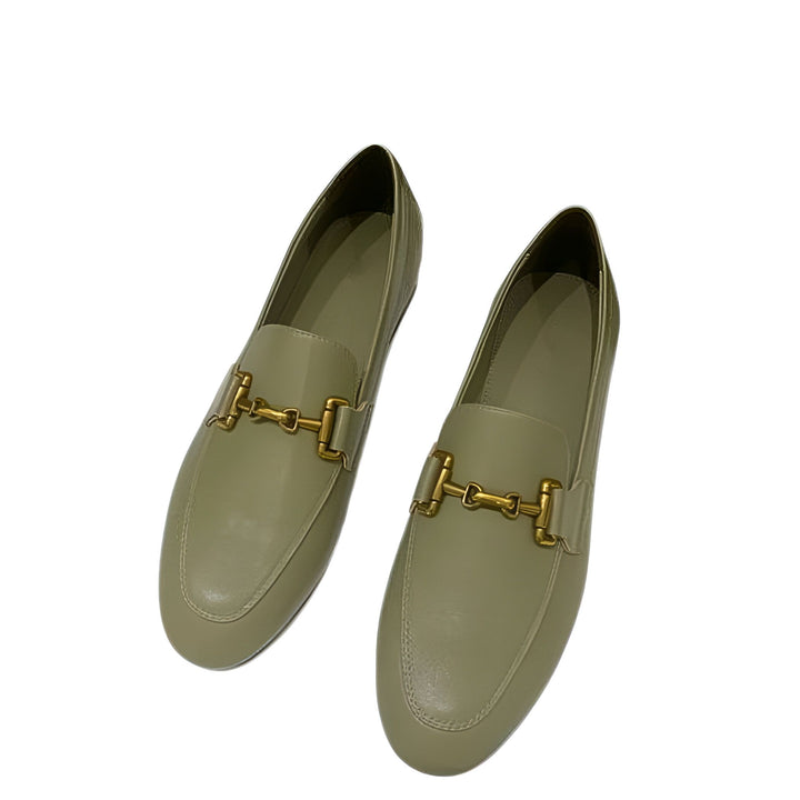 Mocassins olive pour femmes, en cuir, ornés d'une boucle dorée. Chaussures plates élégantes, idéales pour un look décontracté chic., 45286728237237,45286728270005,45286728302773,45286728335541,45286728368309,45286728401077,45286728433845,45286728466613,45286728499381,45286728532149,45286728564917,45286728597685
