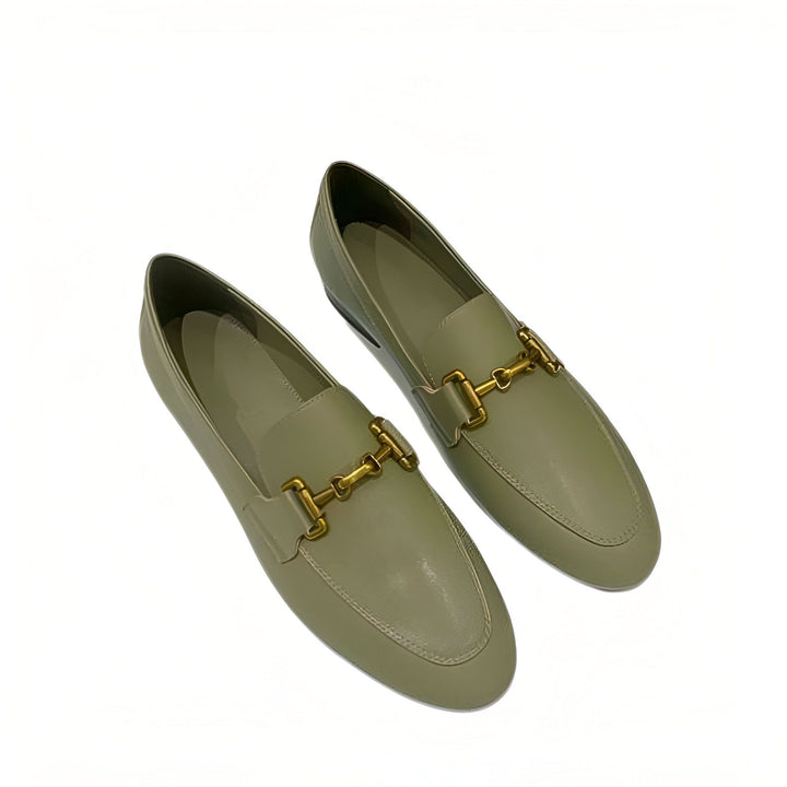 Mocassins olive en cuir avec boucle dorée. Chaussures plates élégantes pour femmes, style classique. Parfaites pour une tenue décontractée ou professionnelle., 45286728237237,45286728270005,45286728302773,45286728335541,45286728368309,45286728401077,45286728433845,45286728466613,45286728499381,45286728532149,45286728564917,45286728597685