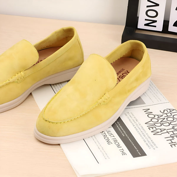 Mocassins jaunes en cuir daim sur un journal avec un calendrier de bureau. Chaussures décontractées et élégantes pour femmes. Mode printemps-été., 45286672957621,45286672990389,45286673023157,45286673055925,45286673088693,45286673121461,45286673154229,45286673186997,45286673219765,45286673252533,45286673285301,45286673318069,45286673350837,45286673383605,45286673416373,45286673449141,45286673481909,45286673514677,45286673547445,45286673580213,45286673612981,45286673645749,45286673678517,452866737112