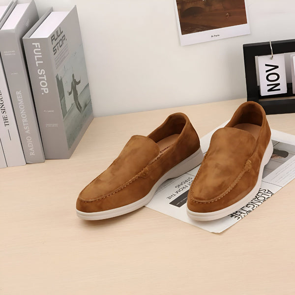 Mocassins marron en daim sur un bureau avec des livres, une photo et un calendrier indiquant "NOV". Chaussures élégantes et décontractées, parfaites pour l'automne., 45286672957621,45286672990389,45286673023157,45286673055925,45286673088693,45286673121461,45286673154229,45286673186997,45286673219765,45286673252533,45286673285301,45286673318069,45286673350837,45286673383605,45286673416373,45286673449141,45286673481909,45286673514677,45286673547445,45286673580213,45286673612981,45286673645749,4528667367