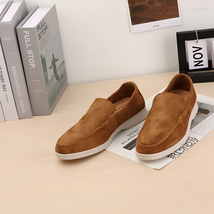 Mocassins marron en daim sur un bureau avec des livres, une photo et un calendrier indiquant "NOV". Chaussures élégantes et décontractées, parfaites pour l'automne., 45286672957621,45286672990389,45286673023157,45286673055925,45286673088693,45286673121461,45286673154229,45286673186997,45286673219765,45286673252533,45286673285301,45286673318069,45286673350837,45286673383605,45286673416373,45286673449141,45286673481909,45286673514677,45286673547445,45286673580213,45286673612981,45286673645749,4528667367
