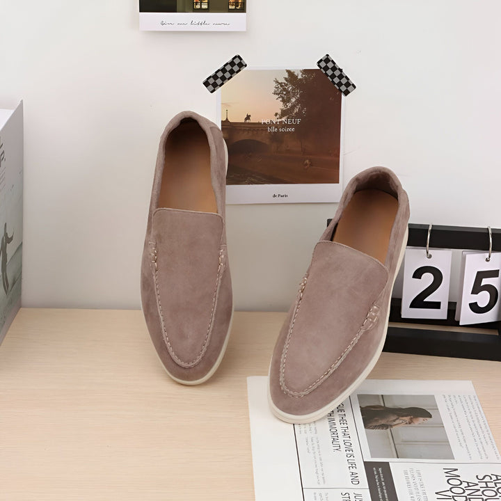 Mocassins en daim taupe pour hommes, style décontracté. Chaussures élégantes posées sur un bureau avec calendrier et décorations murales. Mode masculine, confort et raffinement., 45286672957621,45286672990389,45286673023157,45286673055925,45286673088693,45286673121461,45286673154229,45286673186997,45286673219765,45286673252533,45286673285301,45286673318069,45286673350837,45286673383605,45286673416373,45286673449141,45286673481909,45286673514677,45286673547445,45286673580213,45286673612981,4528667364