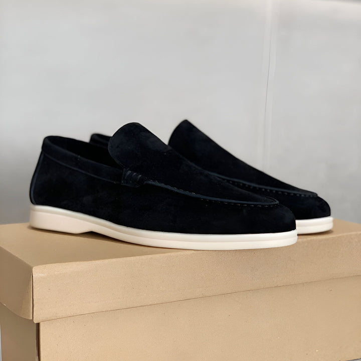 Mocassins noirs en daim, reposant sur leur boîte d'emballage en carton. Chaussures élégantes pour hommes., 45286672957621,45286672990389,45286673023157,45286673055925,45286673088693,45286673121461,45286673154229,45286673186997,45286673219765,45286673252533,45286673285301,45286673318069,45286673350837,45286673383605,45286673416373,45286673449141,45286673481909,45286673514677,45286673547445,45286673580213,45286673612981,45286673645749,45286673678517,45286673711285,45286673744053,45286673776821,4528667380