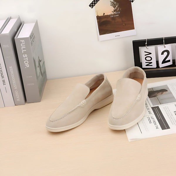 Nature morte avec des mocassins en cuir beige clair, des livres, un calendrier indiquant "Nov 2", une carte postale et un journal sur une table en bois clair. Chaussures élégantes et décontractées.
, 45286672957621,45286672990389,45286673023157,45286673055925,45286673088693,45286673121461,45286673154229,45286673186997,45286673219765,45286673252533,45286673285301,45286673318069,45286673350837,45286673383605,45286673416373,45286673449141,45286673481909,45286673514677,45286673547445,45286673580213,452866