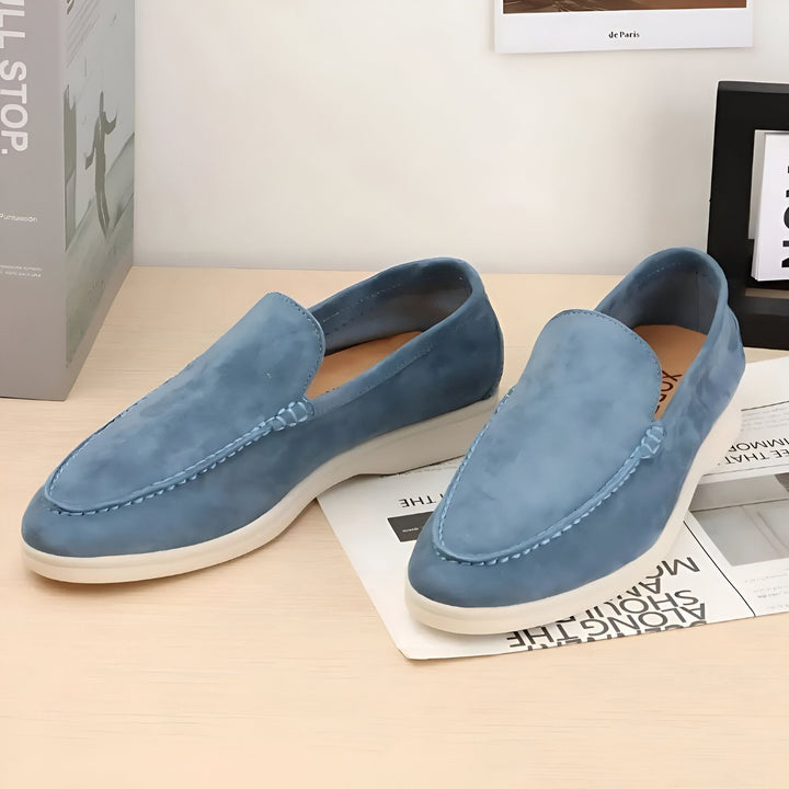 Mocassins en daim bleu clair pour hommes sur une table. Chaussures décontractées en cuir suédé avec semelle blanche. Chaussures d'été élégantes et confortables., 45286672957621,45286672990389,45286673023157,45286673055925,45286673088693,45286673121461,45286673154229,45286673186997,45286673219765,45286673252533,45286673285301,45286673318069,45286673350837,45286673383605,45286673416373,45286673449141,45286673481909,45286673514677,45286673547445,45286673580213,45286673612981,45286673645749,4528667367