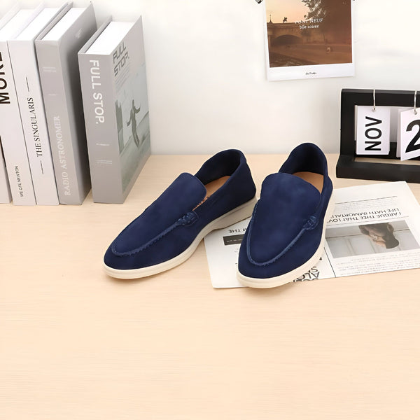 Mocassins en daim bleu marine élégants présentés avec des livres, un calendrier et un journal sur une table en bois claire. Chaussures décontractées pour hommes avec une semelle blanche moderne., 45286672957621,45286672990389,45286673023157,45286673055925,45286673088693,45286673121461,45286673154229,45286673186997,45286673219765,45286673252533,45286673285301,45286673318069,45286673350837,45286673383605,45286673416373,45286673449141,45286673481909,45286673514677,45286673547445,45286673580213,45286673