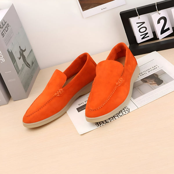 Mocassins orange en daim pour femmes sur une table. Chaussures décontractées et confortables, style tendance automne-hiver. Idéales pour un look élégant et décontracté., 45286672957621,45286672990389,45286673023157,45286673055925,45286673088693,45286673121461,45286673154229,45286673186997,45286673219765,45286673252533,45286673285301,45286673318069,45286673350837,45286673383605,45286673416373,45286673449141,45286673481909,45286673514677,45286673547445,45286673580213,45286673612981,45286673645749,452
