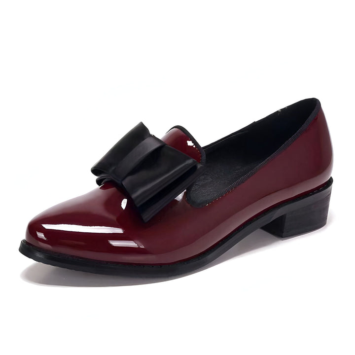 Mocassin femme bordeaux verni avec nœud noir. Chaussure élégante à talon bas, style rétro., 45286907478197,45286907510965,45286907543733,45286907576501,45286907609269,45286907642037,45286907674805,45286907707573,45286907740341,45286907773109,45286907805877,45286907838645,45286907871413,45286907904181