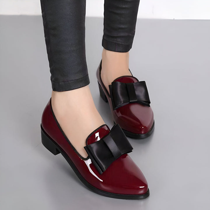 Chaussures plates vernies bordeaux avec nœud noir. Élégantes et confortables, parfaites pour une tenue décontractée ou habillée. Idéales pour le travail ou une soirée., 45286907478197,45286907510965,45286907543733,45286907576501,45286907609269,45286907642037,45286907674805,45286907707573,45286907740341,45286907773109,45286907805877,45286907838645,45286907871413,45286907904181