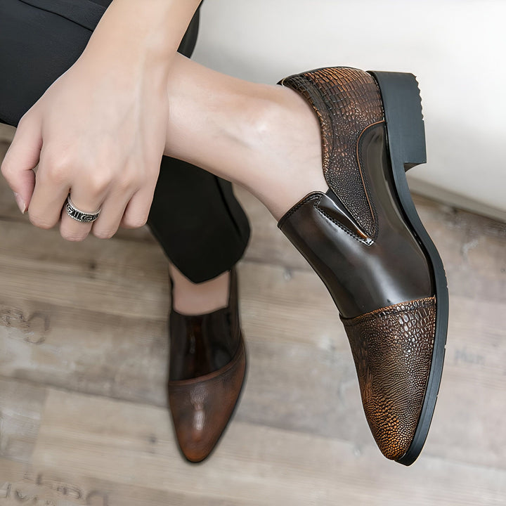 Gros plan de chaussures marron en cuir homme, avec un motif peau de serpent. Style élégant et moderne. Mode masculine, accessoires de chaussures., 45287063126197,45287063158965,45287063191733,45287063224501,45287063257269,45287063290037,45287063322805,45287063355573,45287063388341,45287063421109,45287063453877,45287063486645,45287063519413,45287063552181,45287063584949,45287063617717,45287063650485,45287063683253,45287063716021,45287063748789,45287063781557,45287063814325,45287063847093,45287063879861,4