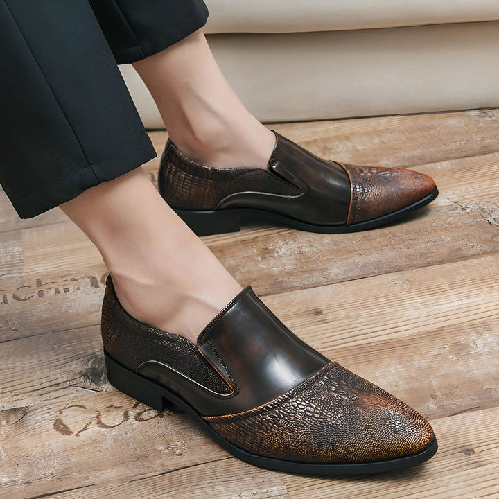 Gros plan sur des chaussures de ville marron en cuir à motif crocodile portées par un homme, assis sur un parquet en bois clair. Style élégant et moderne., 45287063126197,45287063158965,45287063191733,45287063224501,45287063257269,45287063290037,45287063322805,45287063355573,45287063388341,45287063421109,45287063453877,45287063486645,45287063519413,45287063552181,45287063584949,45287063617717,45287063650485,45287063683253,45287063716021,45287063748789,45287063781557,45287063814325,45287063847093,45287