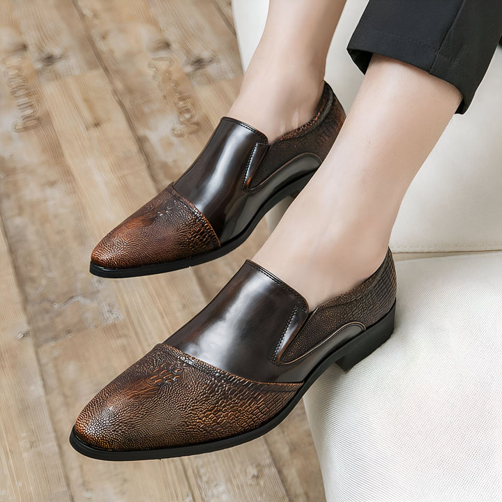 Gros plan sur des chaussures Richelieu marron en cuir avec motif peau de crocodile portées par un homme. Style élégant et sophistiqué., 45287063126197,45287063158965,45287063191733,45287063224501,45287063257269,45287063290037,45287063322805,45287063355573,45287063388341,45287063421109,45287063453877,45287063486645,45287063519413,45287063552181,45287063584949,45287063617717,45287063650485,45287063683253,45287063716021,45287063748789,45287063781557,45287063814325,45287063847093,45287063879861,4528706391