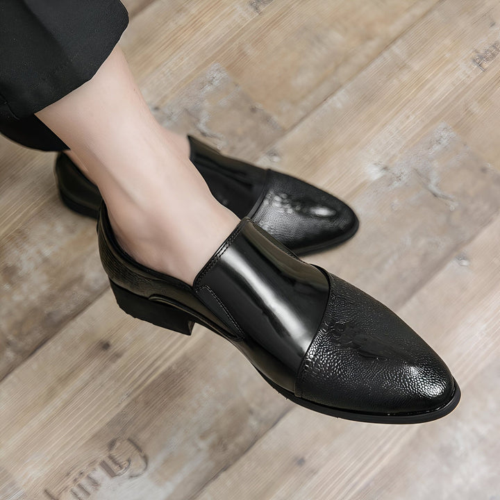 Gros plan sur des chaussures de ville noires en cuir verni et texturé, portées avec un pantalon noir. Elles sont posées sur un plancher en bois clair., 45287063126197,45287063158965,45287063191733,45287063224501,45287063257269,45287063290037,45287063322805,45287063355573,45287063388341,45287063421109,45287063453877,45287063486645,45287063519413,45287063552181,45287063584949,45287063617717,45287063650485,45287063683253,45287063716021,45287063748789,45287063781557,45287063814325,45287063847093,4528706387