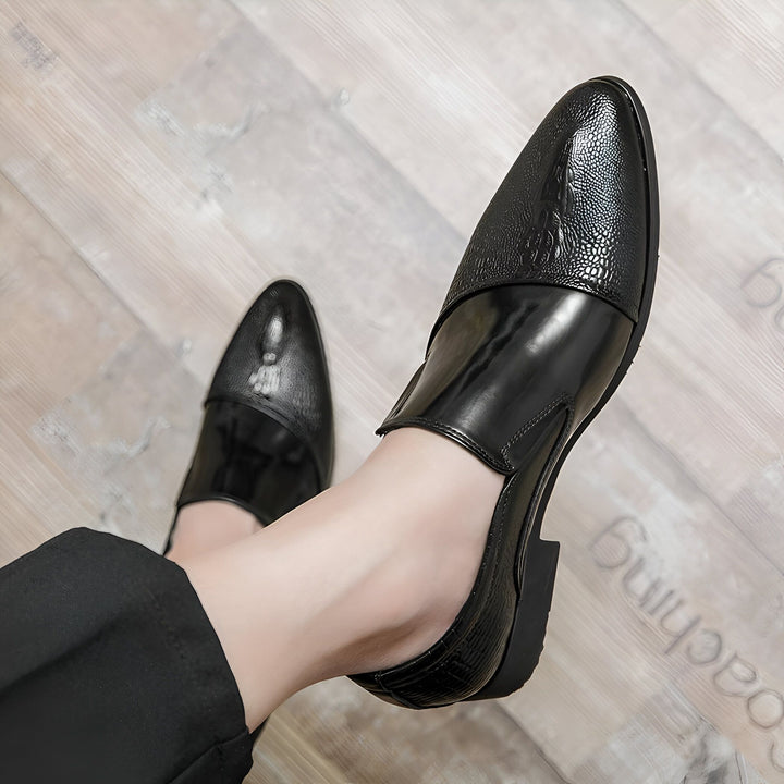 Vue en plongée de chaussures de ville noires en cuir verni avec motif crocodile., 45287063126197,45287063158965,45287063191733,45287063224501,45287063257269,45287063290037,45287063322805,45287063355573,45287063388341,45287063421109,45287063453877,45287063486645,45287063519413,45287063552181,45287063584949,45287063617717,45287063650485,45287063683253,45287063716021,45287063748789,45287063781557,45287063814325,45287063847093,45287063879861,45287063912629,45287063945397,45287063978165