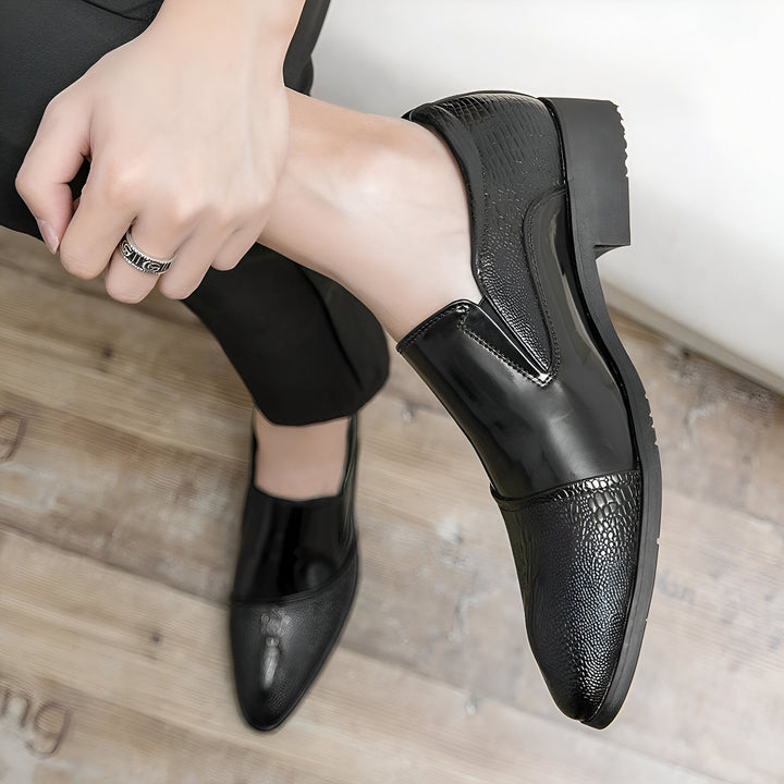 Gros plan sur des chaussures de ville noires vernies et en cuir texturé portées par un homme. Mode masculine, chaussures élégantes pour homme., 45287063126197,45287063158965,45287063191733,45287063224501,45287063257269,45287063290037,45287063322805,45287063355573,45287063388341,45287063421109,45287063453877,45287063486645,45287063519413,45287063552181,45287063584949,45287063617717,45287063650485,45287063683253,45287063716021,45287063748789,45287063781557,45287063814325,45287063847093,45287063879861,45