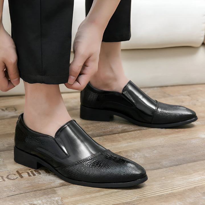 Gros plan sur des chaussures habillées en cuir noir pour hommes. Un homme en pantalon noir ajuste sa jambe de pantalon, mettant en valeur les chaussures élégantes., 45287063126197,45287063158965,45287063191733,45287063224501,45287063257269,45287063290037,45287063322805,45287063355573,45287063388341,45287063421109,45287063453877,45287063486645,45287063519413,45287063552181,45287063584949,45287063617717,45287063650485,45287063683253,45287063716021,45287063748789,45287063781557,45287063814325,452870638470