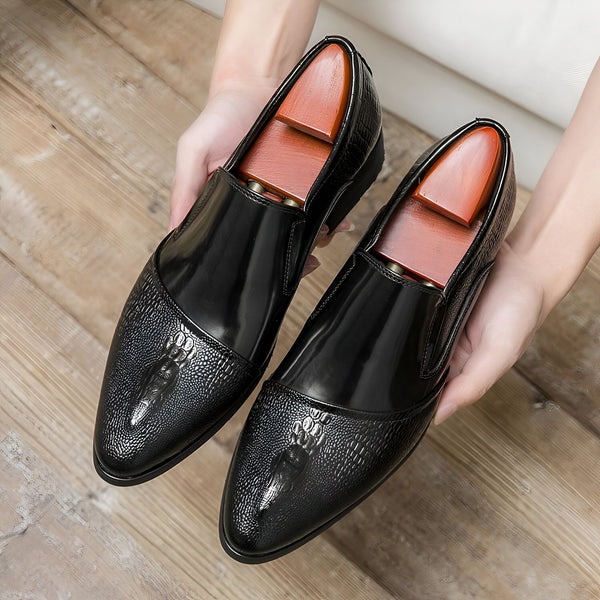 Gros plan de mains tenant une paire d'élégants mocassins noirs en cuir avec des embauchoirs en bois, sur un fond en bois. Détails texturés et brillants., 45287063126197,45287063158965,45287063191733,45287063224501,45287063257269,45287063290037,45287063322805,45287063355573,45287063388341,45287063421109,45287063453877,45287063486645,45287063519413,45287063552181,45287063584949,45287063617717,45287063650485,45287063683253,45287063716021,45287063748789,45287063781557,45287063814325,45287063847093,4528706