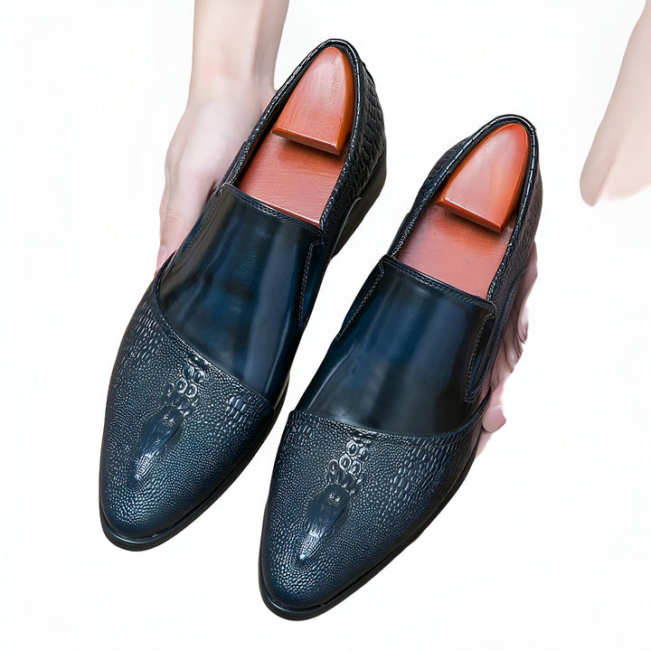 Mocassins en cuir bleu marine avec motif crocodile, maintenus par des mains. Chaussures élégantes avec embauchoirs en bois. Mode masculine, accessoires de luxe., 45287063126197,45287063158965,45287063191733,45287063224501,45287063257269,45287063290037,45287063322805,45287063355573,45287063388341,45287063421109,45287063453877,45287063486645,45287063519413,45287063552181,45287063584949,45287063617717,45287063650485,45287063683253,45287063716021,45287063748789,45287063781557,45287063814325,45287063847093,4