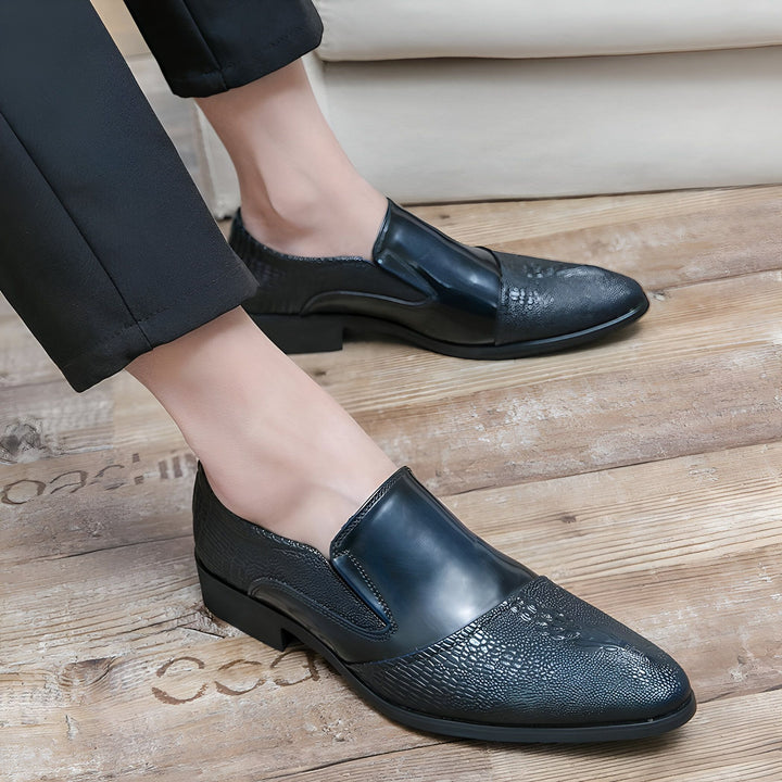 Gros plan sur une paire de chaussures de ville élégantes en cuir noir, portées par un homme. Détails texturés sur l'avant et dessus lisse. Style formel et sophistiqué., 45287063126197,45287063158965,45287063191733,45287063224501,45287063257269,45287063290037,45287063322805,45287063355573,45287063388341,45287063421109,45287063453877,45287063486645,45287063519413,45287063552181,45287063584949,45287063617717,45287063650485,45287063683253,45287063716021,45287063748789,45287063781557,45287063814325,45287