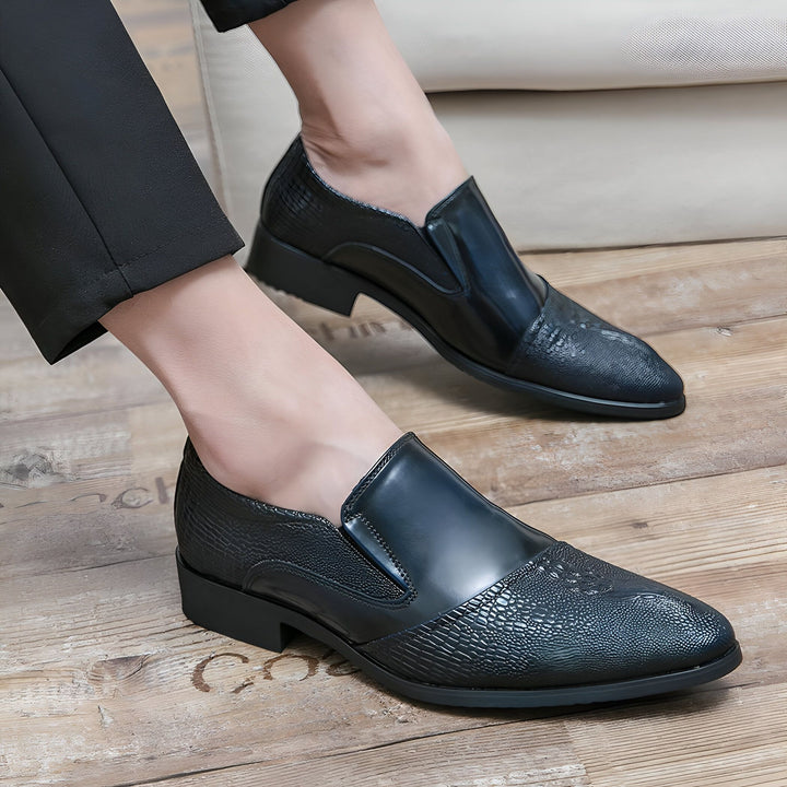Gros plan sur des chaussures habillées noires en cuir texturé et lisse portées par un homme avec un pantalon noir. Les chaussures sont sur un parquet clair. Style formel et élégant., 45287063126197,45287063158965,45287063191733,45287063224501,45287063257269,45287063290037,45287063322805,45287063355573,45287063388341,45287063421109,45287063453877,45287063486645,45287063519413,45287063552181,45287063584949,45287063617717,45287063650485,45287063683253,45287063716021,45287063748789,45287063781557,4528706