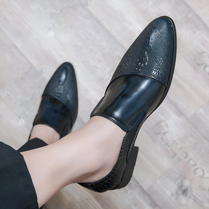 Vue rapprochée de chaussures de ville noires en cuir avec texture effet crocodile, portées par un homme. Chaussures élégantes et modernes., 45287063126197,45287063158965,45287063191733,45287063224501,45287063257269,45287063290037,45287063322805,45287063355573,45287063388341,45287063421109,45287063453877,45287063486645,45287063519413,45287063552181,45287063584949,45287063617717,45287063650485,45287063683253,45287063716021,45287063748789,45287063781557,45287063814325,45287063847093,45287063879861,452870