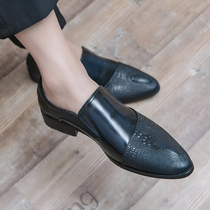 Gros plan sur des mocassins en cuir bleu marine pour hommes, posés sur un parquet clair. Chaussures élégantes, design moderne et texture peau de crocodile. Mode masculine et chaussures de luxe., 45287063126197,45287063158965,45287063191733,45287063224501,45287063257269,45287063290037,45287063322805,45287063355573,45287063388341,45287063421109,45287063453877,45287063486645,45287063519413,45287063552181,45287063584949,45287063617717,45287063650485,45287063683253,45287063716021,45287063748789,452870637815