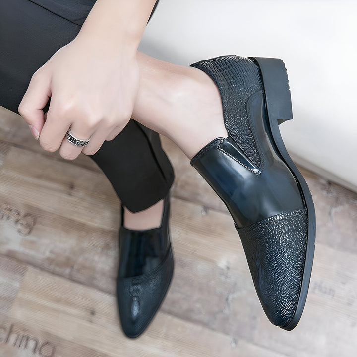 Gros plan sur un homme portant des chaussures habillées noires élégantes avec des détails texturés. On aperçoit également une bague à sa main. Mode masculine et chaussures de luxe., 45287063126197,45287063158965,45287063191733,45287063224501,45287063257269,45287063290037,45287063322805,45287063355573,45287063388341,45287063421109,45287063453877,45287063486645,45287063519413,45287063552181,45287063584949,45287063617717,45287063650485,45287063683253,45287063716021,45287063748789,45287063781557,45287