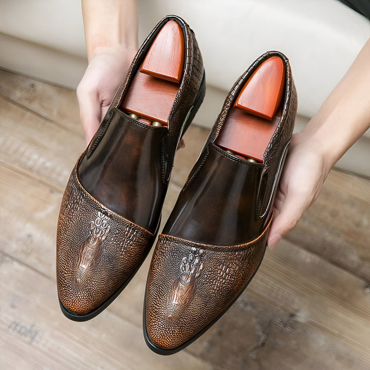 Chaussures pour hommes en cuir marron avec motif crocodile, présentées avec des embauchoirs en bois., 45287063126197,45287063158965,45287063191733,45287063224501,45287063257269,45287063290037,45287063322805,45287063355573,45287063388341,45287063421109,45287063453877,45287063486645,45287063519413,45287063552181,45287063584949,45287063617717,45287063650485,45287063683253,45287063716021,45287063748789,45287063781557,45287063814325,45287063847093,45287063879861,45287063912629,45287063945397,45287063978165