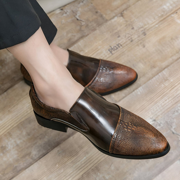 Homme portant des chaussures marron en cuir verni avec un motif texturé. Chaussures élégantes et modernes pour hommes., 45287063126197,45287063158965,45287063191733,45287063224501,45287063257269,45287063290037,45287063322805,45287063355573,45287063388341,45287063421109,45287063453877,45287063486645,45287063519413,45287063552181,45287063584949,45287063617717,45287063650485,45287063683253,45287063716021,45287063748789,45287063781557,45287063814325,45287063847093,45287063879861,45287063912629,452870639453