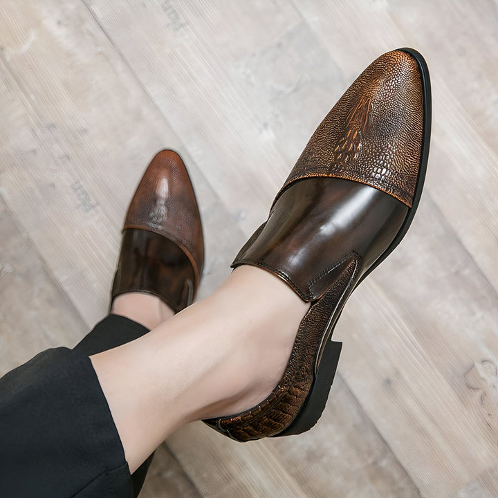 Homme portant des chaussures en cuir marron avec motif peau de reptile. Chaussures élégantes et modernes. Mode masculine., 45287063126197,45287063158965,45287063191733,45287063224501,45287063257269,45287063290037,45287063322805,45287063355573,45287063388341,45287063421109,45287063453877,45287063486645,45287063519413,45287063552181,45287063584949,45287063617717,45287063650485,45287063683253,45287063716021,45287063748789,45287063781557,45287063814325,45287063847093,45287063879861,45287063912629,4528706394