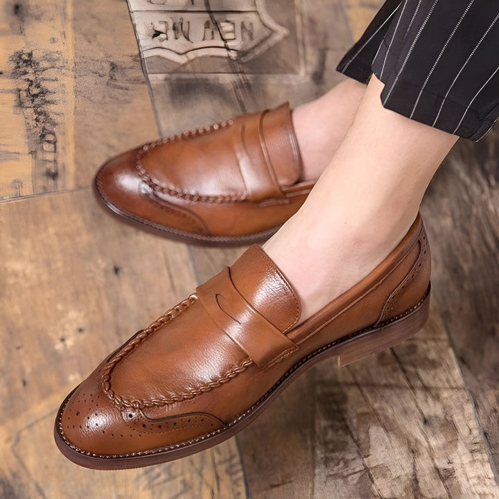 Gros plan sur une paire d'élégants mocassins en cuir marron portés avec un pantalon rayé. Style classique et raffiné., 45286724501685,45286724534453,45286724567221,45286724599989,45286724632757,45286724665525,45286724698293,45286724731061,45286724763829,45286724796597,45286724829365,45286724862133,45286724894901,45286724927669,45286724960437,45286724993205,45286725025973,45286725058741,45286725091509,45286725124277