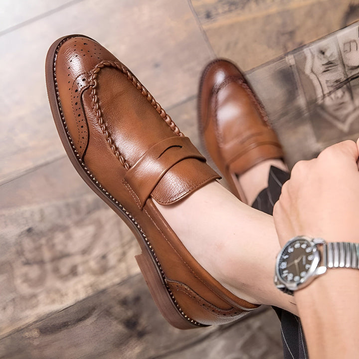 Gros plan sur des chaussures en cuir marron de type mocassins pour homme, portées avec une montre. Détails de la couture et du cuir. Mode masculine élégante et décontractée., 45286724501685,45286724534453,45286724567221,45286724599989,45286724632757,45286724665525,45286724698293,45286724731061,45286724763829,45286724796597,45286724829365,45286724862133,45286724894901,45286724927669,45286724960437,45286724993205,45286725025973,45286725058741,45286725091509,45286725124277