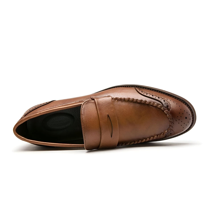 Vue de dessus d'un mocassin en cuir marron pour homme, avec détails perforés et une bande décorative. Chaussure élégante et confortable., 45286724501685,45286724534453,45286724567221,45286724599989,45286724632757,45286724665525,45286724698293,45286724731061,45286724763829,45286724796597,45286724829365,45286724862133,45286724894901,45286724927669,45286724960437,45286724993205,45286725025973,45286725058741,45286725091509,45286725124277