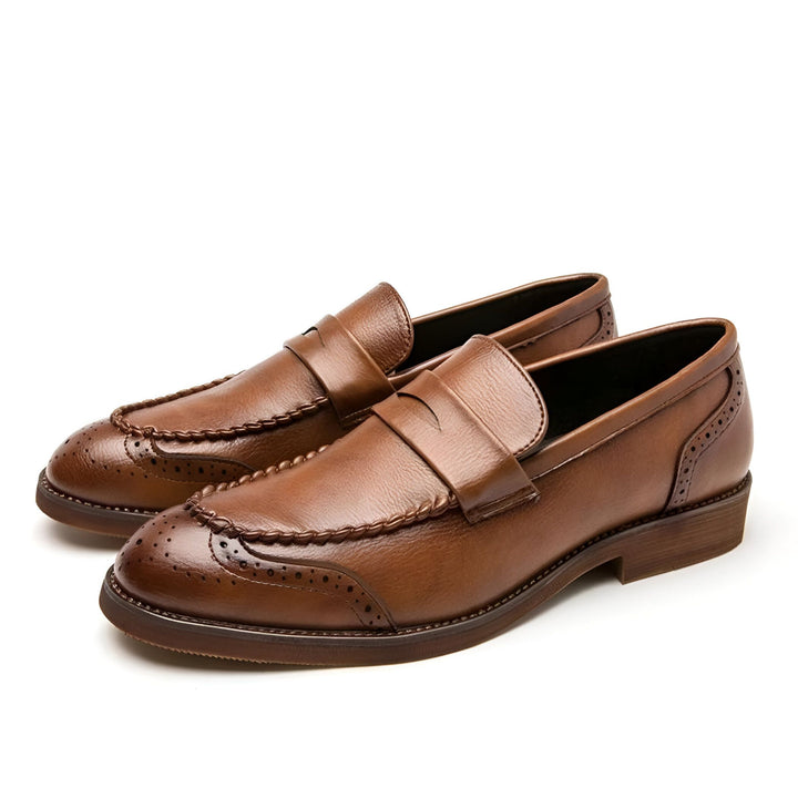 Paire de mocassins en cuir marron élégants pour hommes, style classique avec détails perforés et finition brillante. Chaussures de ville idéales pour un look soigné., 45286724501685,45286724534453,45286724567221,45286724599989,45286724632757,45286724665525,45286724698293,45286724731061,45286724763829,45286724796597,45286724829365,45286724862133,45286724894901,45286724927669,45286724960437,45286724993205,45286725025973,45286725058741,45286725091509,45286725124277