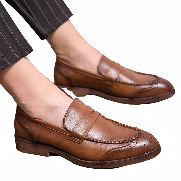 Gros plan sur des mocassins en cuir marron pour hommes, avec des détails de couture élégants et une coupe décontractée. Une option de chaussures classiques et sophistiquées., 45286724501685,45286724534453,45286724567221,45286724599989,45286724632757,45286724665525,45286724698293,45286724731061,45286724763829,45286724796597,45286724829365,45286724862133,45286724894901,45286724927669,45286724960437,45286724993205,45286725025973,45286725058741,45286725091509,45286725124277