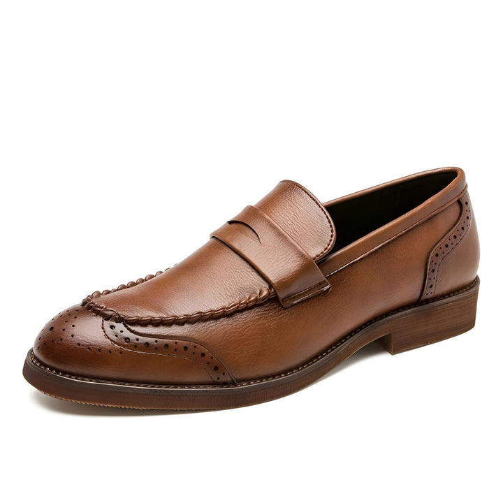 Mocassin marron en cuir pour homme. Chaussure élégante avec détails perforés et bride sur le dessus. Parfait pour un look formel ou décontracté chic., 45286724501685,45286724534453,45286724567221,45286724599989,45286724632757,45286724665525,45286724698293,45286724731061,45286724763829,45286724796597,45286724829365,45286724862133,45286724894901,45286724927669,45286724960437,45286724993205,45286725025973,45286725058741,45286725091509,45286725124277