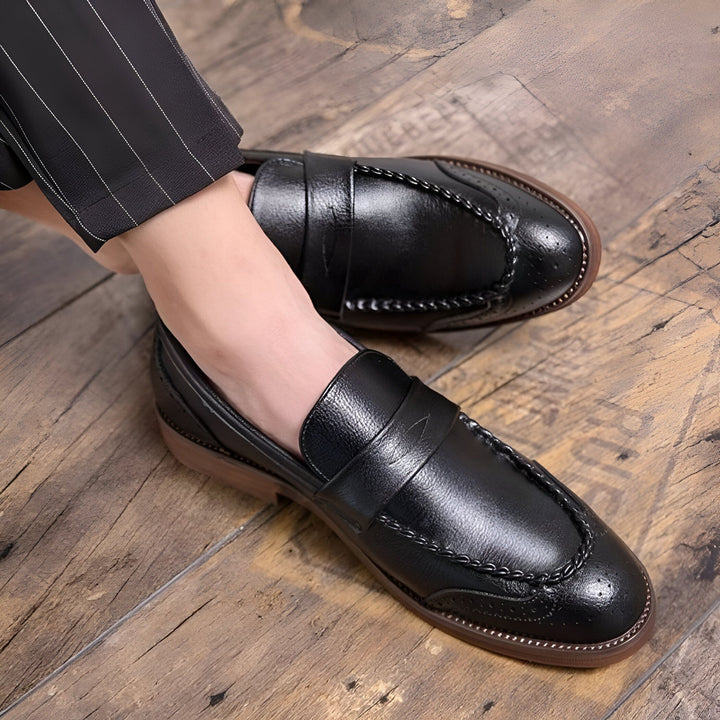 Gros plan de mocassins en cuir noir pour hommes, portés avec un pantalon rayé, sur un plancher en bois. Chaussures élégantes et confortables, style classique et intemporel., 45286724501685,45286724534453,45286724567221,45286724599989,45286724632757,45286724665525,45286724698293,45286724731061,45286724763829,45286724796597,45286724829365,45286724862133,45286724894901,45286724927669,45286724960437,45286724993205,45286725025973,45286725058741,45286725091509,45286725124277