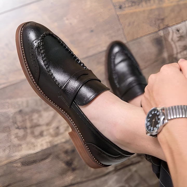Gros plan sur des chaussures mocassins noires élégantes portées avec une montre. Chaussures en cuir pour hommes, style classique. Idéal pour un look formel ou décontracté chic., 45286724501685,45286724534453,45286724567221,45286724599989,45286724632757,45286724665525,45286724698293,45286724731061,45286724763829,45286724796597,45286724829365,45286724862133,45286724894901,45286724927669,45286724960437,45286724993205,45286725025973,45286725058741,45286725091509,45286725124277