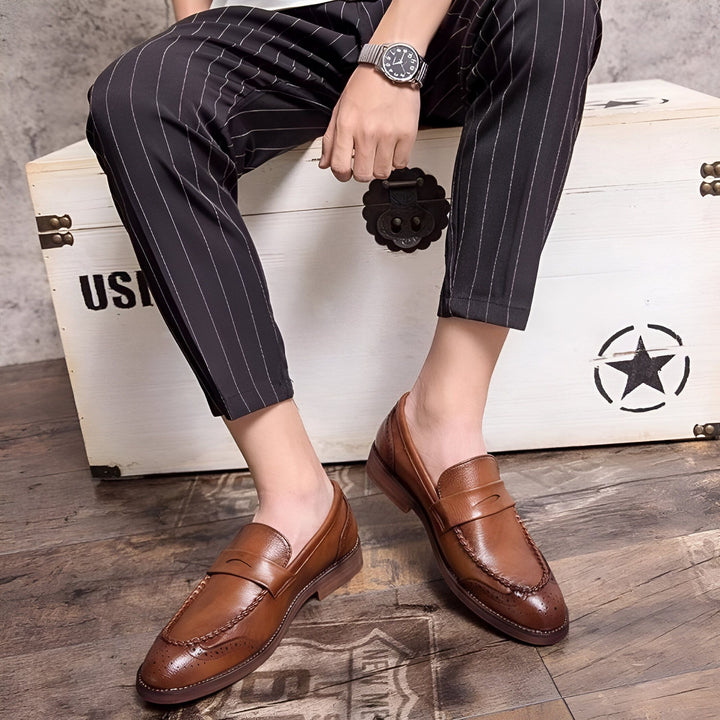 Homme assis sur une boîte en bois, portant un pantalon rayé, une montre et des mocassins en cuir marron. Style élégant et décontracté., 45286724501685,45286724534453,45286724567221,45286724599989,45286724632757,45286724665525,45286724698293,45286724731061,45286724763829,45286724796597,45286724829365,45286724862133,45286724894901,45286724927669,45286724960437,45286724993205,45286725025973,45286725058741,45286725091509,45286725124277