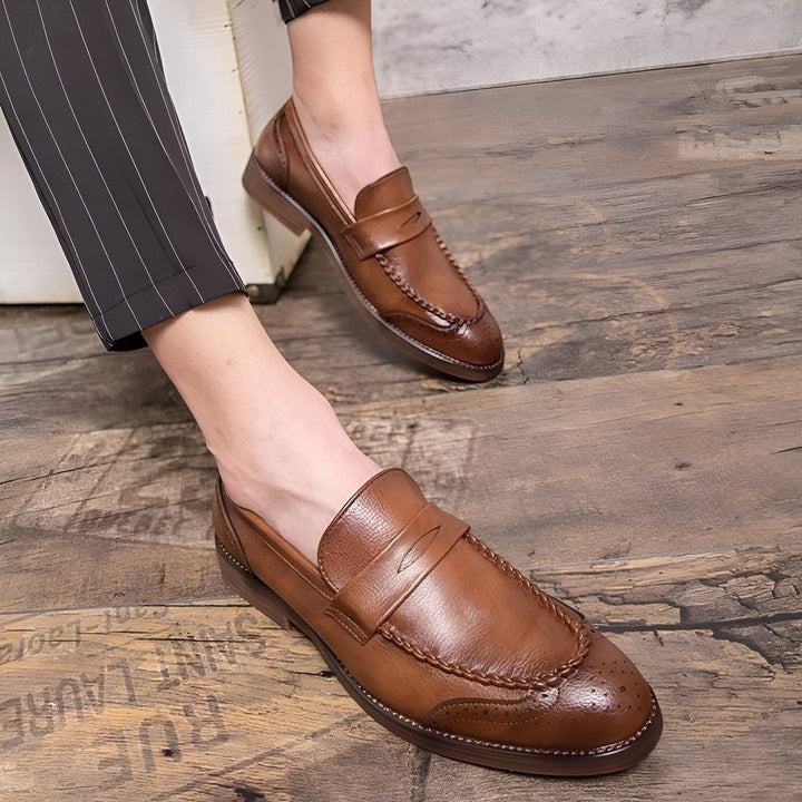 Homme portant des mocassins en cuir marron. Chaussures élégantes avec détails perforés et motif tressé. Idéal pour un look décontracté chic., 45286724501685,45286724534453,45286724567221,45286724599989,45286724632757,45286724665525,45286724698293,45286724731061,45286724763829,45286724796597,45286724829365,45286724862133,45286724894901,45286724927669,45286724960437,45286724993205,45286725025973,45286725058741,45286725091509,45286725124277
