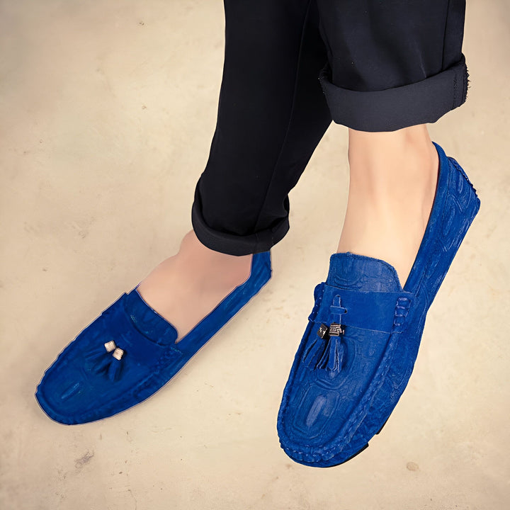 Mocassins bleus texturés en cuir avec glands portés par une personne en pantalon noir. Chaussures élégantes et modernes., 45287099465909,45287099498677,45287099531445,45287099564213,45287099596981,45287099629749,45287099662517,45287099695285,45287099728053,45287099760821,45287099793589,45287099826357,45287099859125,45287099891893,45287099924661,45287099957429,45287099990197,45287100022965,45287100055733,45287100088501,45287100121269,45287100154037,45287100186805,45287100219573