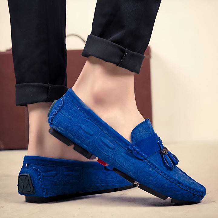 Gros plan de mocassins bleus à motif croco portés avec un pantalon noir., 45287099465909,45287099498677,45287099531445,45287099564213,45287099596981,45287099629749,45287099662517,45287099695285,45287099728053,45287099760821,45287099793589,45287099826357,45287099859125,45287099891893,45287099924661,45287099957429,45287099990197,45287100022965,45287100055733,45287100088501,45287100121269,45287100154037,45287100186805,45287100219573