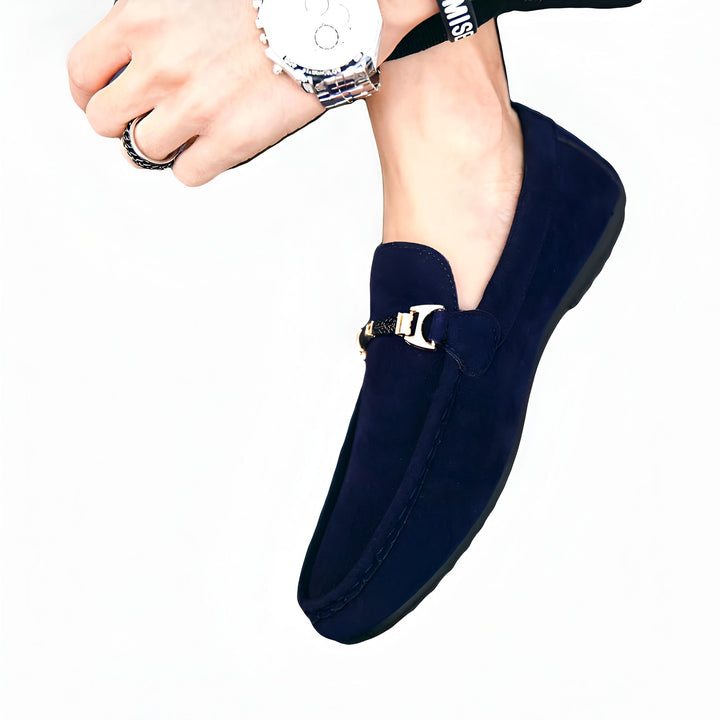 Mocassin en daim bleu marine avec boucle dorée, porté avec montre et bague. Chaussures élégantes pour hommes., 45287104807093,45287104839861,45287104872629,45287104905397,45287104938165,45287104970933,45287105003701,45287105036469,45287105069237