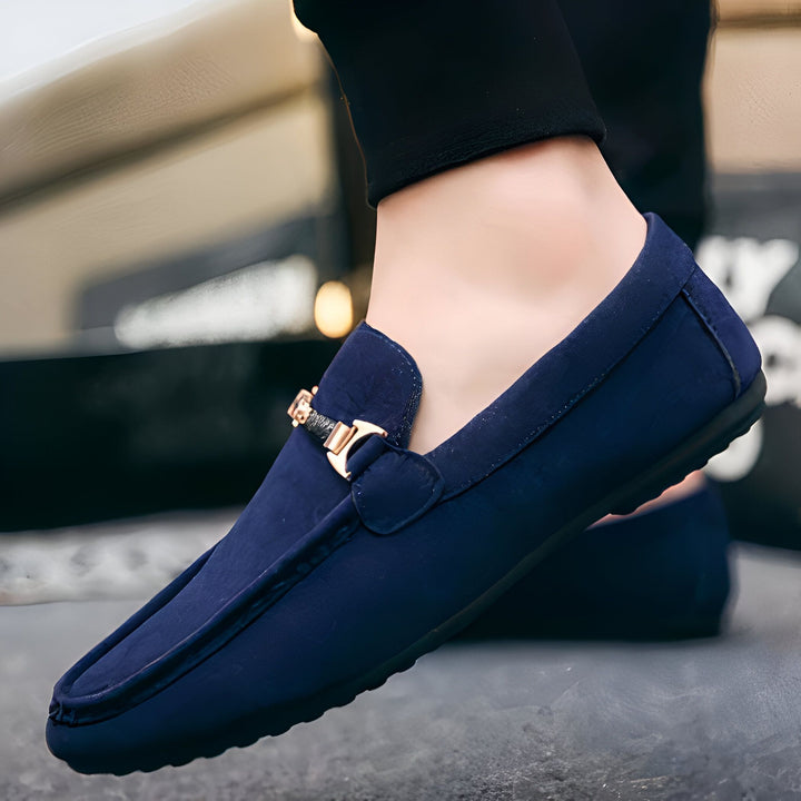 Mocassins bleus pour homme avec boucle dorée. Chaussures élégantes et confortables. Mode masculine., 45287104807093,45287104839861,45287104872629,45287104905397,45287104938165,45287104970933,45287105003701,45287105036469,45287105069237